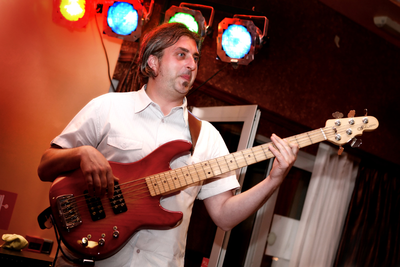 toni bas gitara